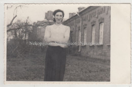 Lietuva, Mergina Prie Kareivinių, Apie 1930 M. Fotografija - Lituania