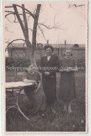 Lietuva, Merginos Prie Kareivinių, Apie 1930 M. Fotografija - Lituania
