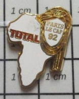 712F Pin's Pins / Beau Et Rare / CARBURANTS / AFRIQUE TOTAL RALLYE PARIS LE CAP 92 CHECHE TOUAREG Par ARCANE - Fuels