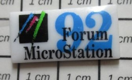 1217 Pin's Pins / Belle Qualité Et TB état !!!!  INFORMATIQUE / 92 FORUM MICROSTATION Pin's En Céramique - Informatica