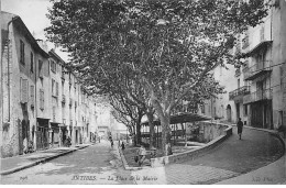 ANTIBES - La Place De La Mairie - Très Bon état - Antibes - Altstadt