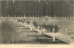 MILITAIRE - MANOEUVRES - PONT PAR BATEAUX SUCCESSIFS - Manoeuvres