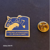 Sport ** Pin's  ** Belgique  ** Jumping  ** Jumping International De Quevaucamps - Andere & Zonder Classificatie