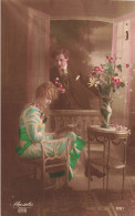 COUPLES - Homme Regardant Par La Fenêtre - La Lecture - Fantaisie - Carte Postale Ancienne - Couples