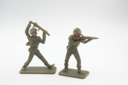 Crescent Toys Co LTD , 2 British Soldiers , Made In England, Vintage, Lot - Small Figures