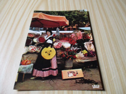 Nice (06).Son Marché Aux Fleurs - Carte Avec Jeune Femme En Costume Régional. - Markets, Festivals