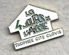 Pin's Les 4 Jours De L'Aisne Trophée Cité Clovis Course Cycliste à Partir De Soissons (à Beaurains 1992 / à Hirson 1995) - Wielrennen