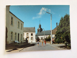 Carte Postale Ancienne (1973) Izel-sur-Semois L’Église À Gauche, Le Siège Du Syndicat D’initiative - Chiny