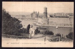 France - Marseille - La Cathédrale Et Le Fort Saint Jean - Parks, Gärten