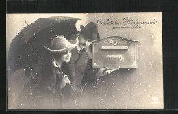 AK Junges Paar Mit Regenschirm Im Schnee Wirft Brief Ein, Neujahrsgruss  - Postal Services