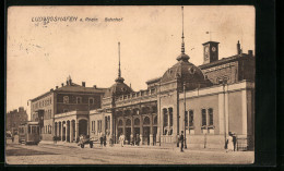 AK Ludwigshafen A. Rh., Strassenbahn Passiert Den Bahnhof  - Ludwigshafen