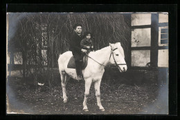 Foto-AK Knabe Und Kleinkind Auf Einem Schimmel  - Hippisme