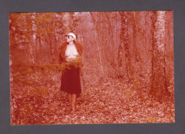 Photo Originale Vintage Amateur Nude Femme Exhibition Naturisme Lunettes De Soleil Casquette Foret   56932 - Pin-ups