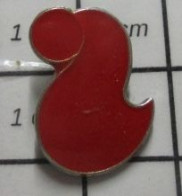 412c Pin's Pins / Beau Et Rare / AUTRES / FORME ABSTRAITE ROUGE - Autres & Non Classés