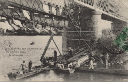 49 CATASTROPHE DES PONT DE CE 4 AOUT 1907 ON RETIRE LES RESTES DU MECANICIEN CPA BON ETAT - Catastrophes