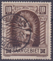 SARRE - 102B  10F BISTRE OBL USED VARIETE TRAIT SUR LE R DE FR A DROITE COTE 250 EUR - Used Stamps