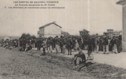 91 LES GREVES DE DRAVEIL VIGNEUX LA JOURNEE SANGLANTE LES GREVISTES SE CONSERTENT AVANT LES EVENEMENTS CPA BON ETAT - Grèves