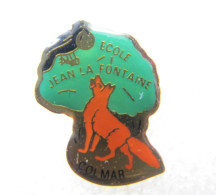 PIN'S LE CORBEAU ET LE RENARD    ECOLE  JEAN DE LA FONTAINE  COLMAR - Autres & Non Classés