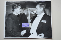 Original Photo Press 1957 Lord Hailsham Centenary Dinner Alpine Club Signed Tenzing On Stamp  20x25cm - Sportspeople