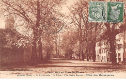 ARBOIS - La Promenade " La Foule " - La Statue Pasteur - Hôtel Des Messageries - Très Bon état - Arbois