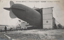 AEROSTATION MILITAIRE SORTIE DU DIRIGEABLE PATRIE DU HANGAR DE REMISAGE CPA BON ETAT - Zeppeline