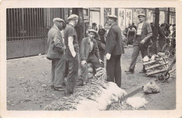 75001 - N°90522 - PARIS - Les Halles - Hommes Achetant Des Poireaux - Carte Photo Souple - District 01