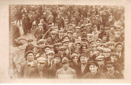 75001 - N°87128 - PARIS - Les Halles - Une Foule - Carte Photo - District 01