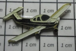 811J Pin's Pins / Beau Et Rare / AVIATION / PETIT AVION CIVIL NOIR ET BLANC - Luftfahrt