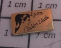 115E Pin's Pins / Beau Et Rare / MARQUES / SALON DE COIFFURE EDITH LYON - Marques