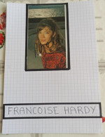 AUTOGRAPHE DE FRANCOISE HARDY, DÉDICACÉ ET AUTHENTIQUE COLLÉ SUR PETIT CARTON BRISTOL (15 X 21 Cm) - Attori E Comici 