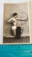 REAL PHOTO - PIN UP -  HOMME TORSE NU  Tir à L’arc Shirtless Boys - PHOTO RARE  18X13 CM - Pin-ups