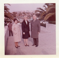 PHOTO ORIGINALE AL 1 - FORMAT 9 X 9 - DEUX FEMMES ET UN HOMME - A SITUER - Non Classés