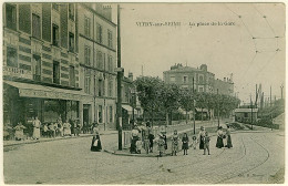 94 - B12679CPA - VITRY SUR SEINE - La Place De La Gare, Café De La Gare - Bon état - VAL-DE-MARNE - Vitry Sur Seine