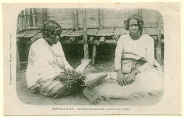 0 - T10167CPA - MADAGASCAR - Femmes Betsimisaraka Tissant - Carte Pionnière - Parfait état - AFRIQUE - Madagaskar