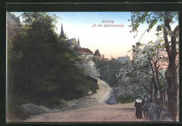 AK Leisnig, An Der Bahnhofstrasse Mit Kirche Und Einem Paar  - Leisnig