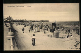 AK Travemünde, Badegäste Am Strand, Ansicht Von Der Promenade Aus  - Luebeck-Travemuende