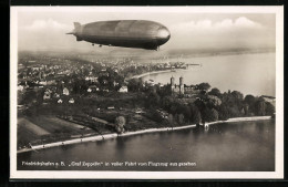 AK Friedrichshafen, Luftschiff Graf Zeppelin In Voller Fahrt über Der Stadt, Fliegeraufnahme  - Zeppeline