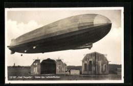 AK Friedrichshafen A. B., Luftschiff LZ127 Graf Zeppelin über Den Luftschiffhallen  - Zeppeline