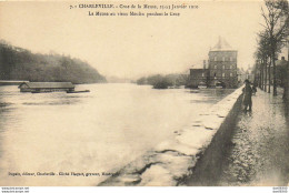 08 CHARLEVILLE CRUE DE LA MEUSE 23 25 JANVIER 1910 LA MEUSE AU VIEUX MOULIN PENDANT LA CRUE - Charleville