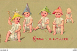 CHARGE DE CAVALERIE ENFANTS SUR LE POT DE CHAMBRE MIMANT UNE CHARGE CARTE GAUFFREE - Groupes D'enfants & Familles