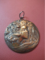 Belle Grande Médaille à Chaînette/ Tête De Profil D'une Jeune Femme échevelée/ Bronze/ Début-Mi XXéme      BIJ196 - Pendenti