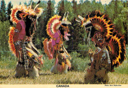 Indiens - Canadian Indians Performing A Tribal Dance In Their Colourful Native Attire - Indiens Du Canada Vêtus Du Costu - Indianer