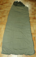 SAC DE COUCHAGE T.T.A DE L'ARMEE FRANCAISE DE 1973, LONGUEUR DU COUCHAGE 170 CM , POIDS 2 Kilos ,A NOTER UNE SANGLE EST - Equipaggiamento