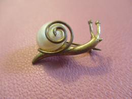 Petite Broche Ancienne Charmante/En Forme D'Escargot Avançant/Perle Synthétique /Bronze / Origine ?/ Fin XXéme    BIJ202 - Spille