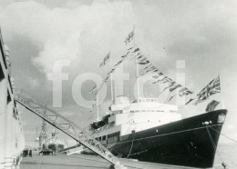 1957 ORIGINAL AMATEUR PHOTO FOTO ROYAL YACHT BRITANNIA SHIP BATEAU VESSEL LISBON PORTUGAL AT676 - Schiffe