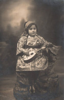 Paris - Carte Photo - Enfant Déguisée Bohémienne Pendant Mardi Gras - Photographie De La Bastille - Carnaval Déguisement - Autres Monuments, édifices