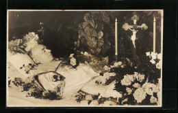 Foto-AK Post Mortem, Aufgebahrter Verstorbener Mit Kerzen Und Blumen  - Funérailles