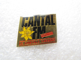 PIN'S  MEDIA  RADIO   CANTAL FM  97.3  105.9  LE CANTAL A SA RADIO - Médias