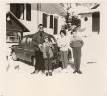 PHOTO-ORIGINAL-UNE FAMILLE DEVANT L' AUTOMOBILE VOITURE ANCIENNE RENAULT DAUPHINE  1950/60 - Cars