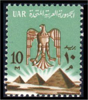 316 Egypte Eagle Over Pyramids MNH ** Neuf SC (EGY-39) - Egittologia